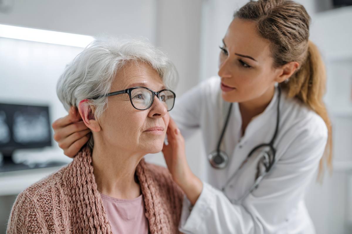 Salud auditiva en adultos mayores: cómo detectar pérdida de audición